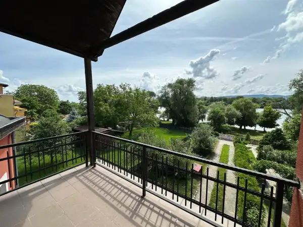 Eladó ikerház, Vác 5 szoba 213 m² 149.9 M Ft